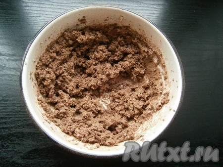 Размягченное сливочное масло взбить миксером, постепенно добавить сахар с какао-порошком, продолжая взбивать.