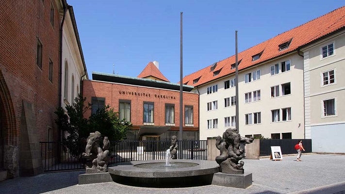 Карлов университет в Праге фото 